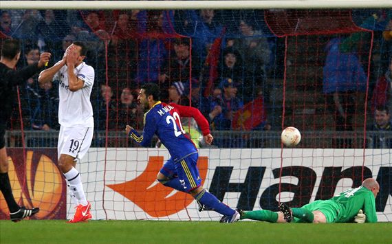 Basel (áo đỏ-xanh) chơi rất hay trên sân nhà tại Europa League mùa này