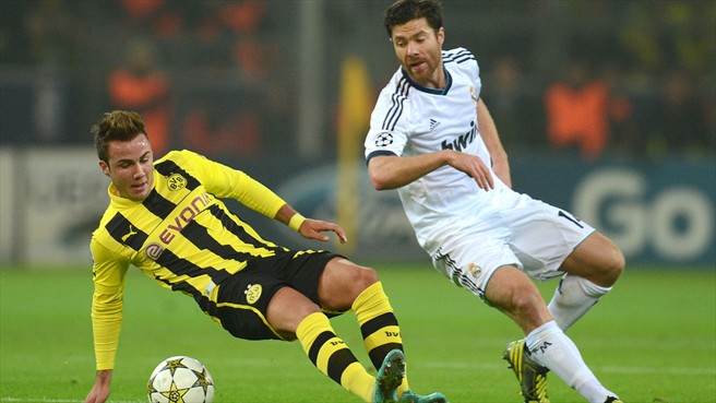 Thông tin Gotze (trái) ra đi xuất hiện đúng thời điểm quan trọng nhất