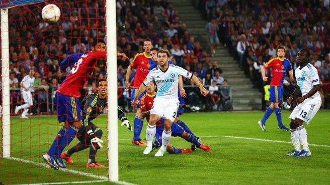 Moses bất ngờ đưa Chelsea vươn lên dẫn trước với cú đánh đầu ở phút 12