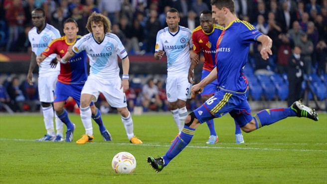 Fabian Schar gỡ hòa cho Basel trên chấm phạt đền