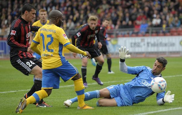 Eintracht Braunschweig (áo vàng) đang có cơ hội áp sát với đội dẫn đầu BXH