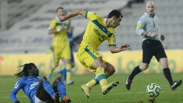 Nantes (áo vàng) sẽ khuất phục thành công Chamois Niortais 