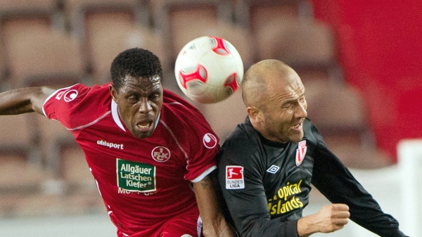 Kaiserslautern (trái) sẽ đi theo tiếng gọi của Bundesliga