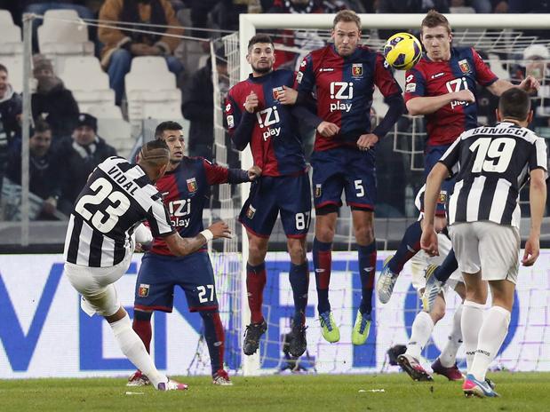 Juventus (trắng-đen) không thể vượt qua Genoa (đỏ) trên sân nhà