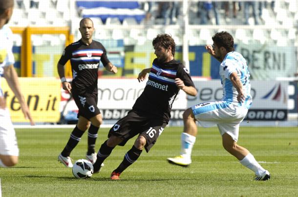 Sampdoria (áo đen) được đánh giá cao hơn hẳn so với Pescara (áo xanh)