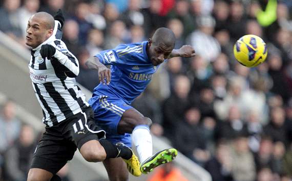  Newcastle (trái) và Chelsea (phải) đã cống hiến một trận cầu hấp dẫn