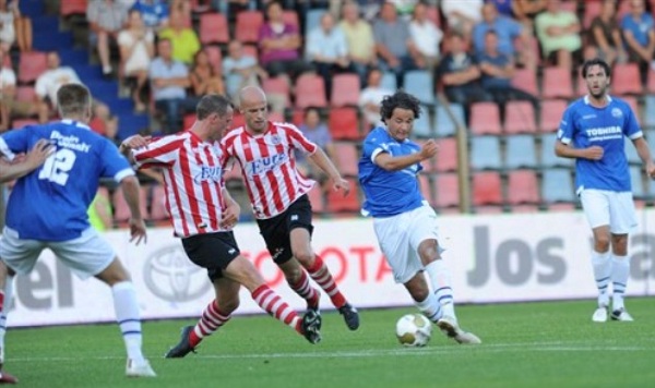FC Den Bosch (xanh) sẽ giành chiến thắng