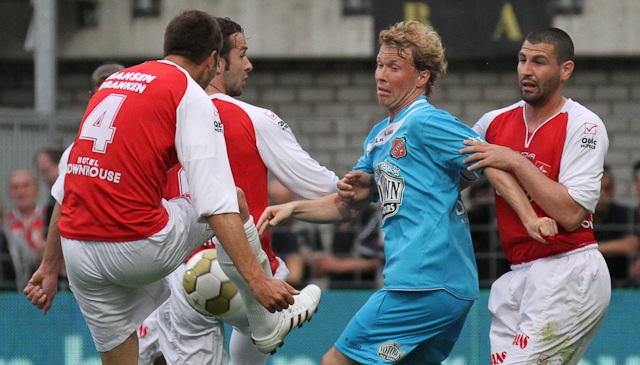 Vì ngôi đầu bảng, MVV Maastricht (đỏ) sẽ thắng