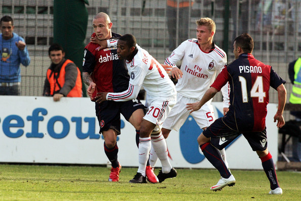 Chất lượng đội hình AC Milan (áo trắng) trội hơn hẳn Cagliari (đỏ-đen)