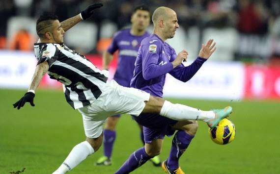 Hàng tiền vệ Juventus (trái) tỏ ra vượt trội hoàn toàn so với Fiorentina