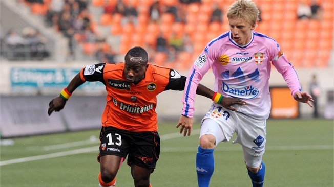 Lorient (trái) đủ lực để khuất phục Evian