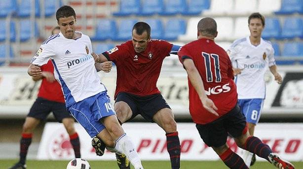 Osasuna (áo đỏ) đang quyết tâm rất cao để trụ hạng