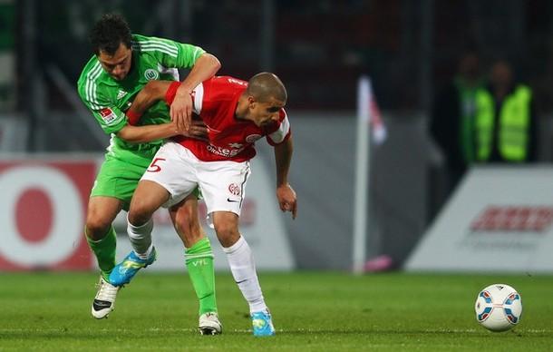 Mainz 05 (áo đỏ) sẽ lại một lần nữa vượt qua Wolfsburg