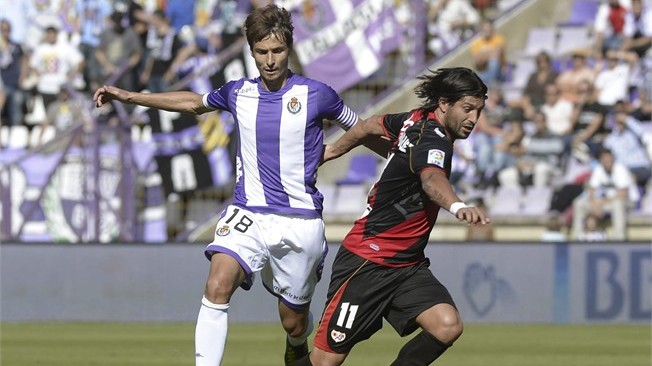 Vallecano (phải) sẽ quyết tâm đánh bại Valladolid