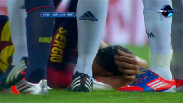 Sergio Busquets: Nằm sân vẫn...ăn đòn!