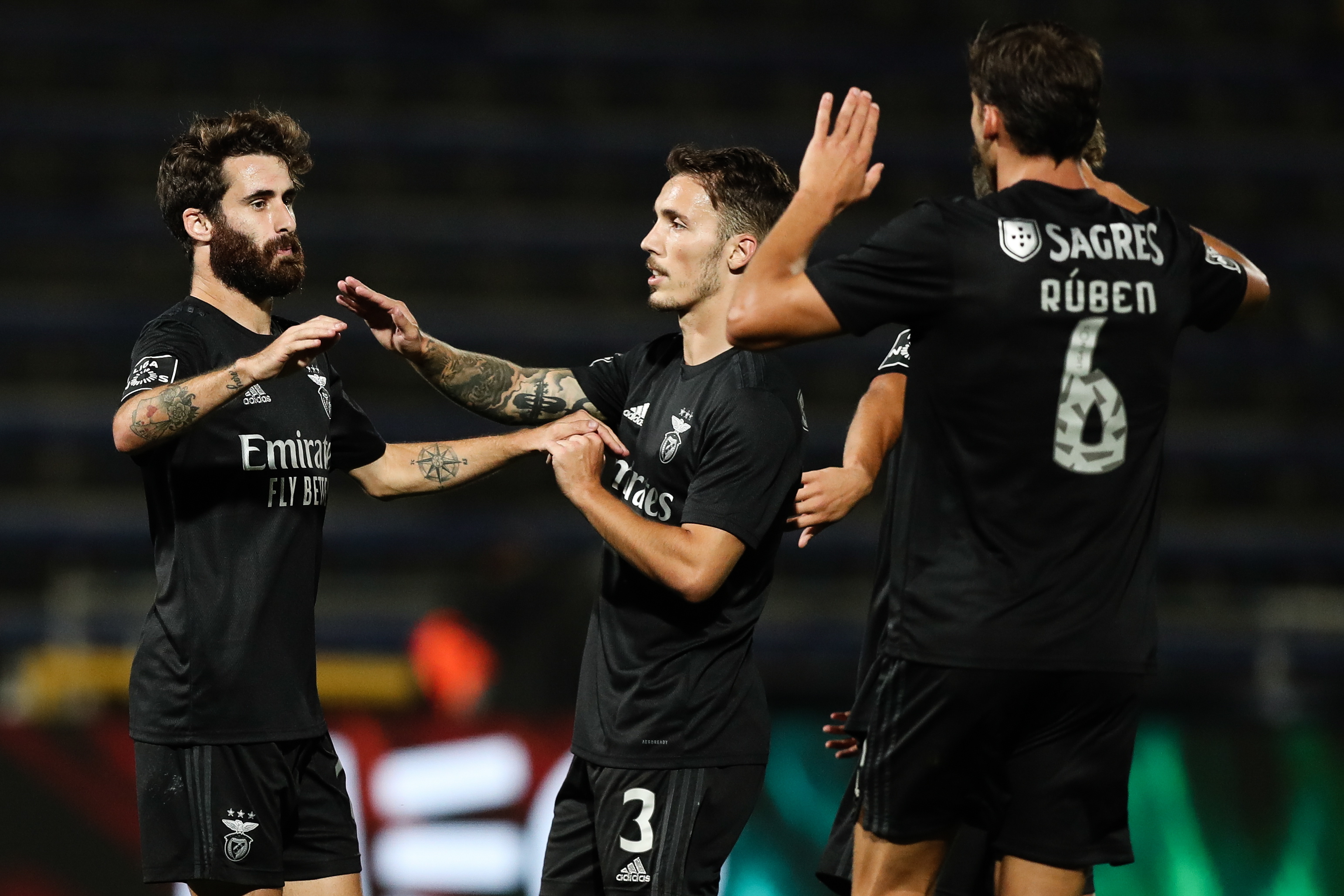 Phân tích Fenerbahce vs SL Benfica 2h ngày 21/8