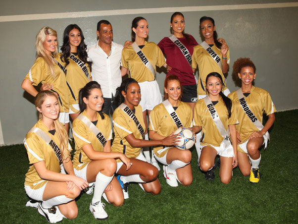 Bạn đã xem Miss Universe chơi bóng chưa?