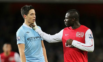 Nasri bị đồng đội cũ bóp cổ