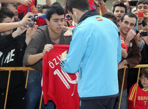 Fabregas gây bất ngờ khi ký lên áo thi đấu của... Real Madrid