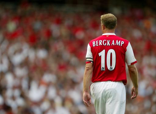 Dennis Bergkamp thể hiện siêu phẩm volley trên sân tập