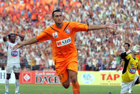 Super League tiếp tục khuynh đảo báo Tây bằng siêu phẩm của Merlo