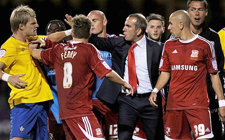 Thua trận HLV Swindon Town: Di Canio đánh nhau với học trò