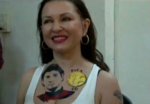 Bóng đá - Người đẹp xăm hình Messi ngay 