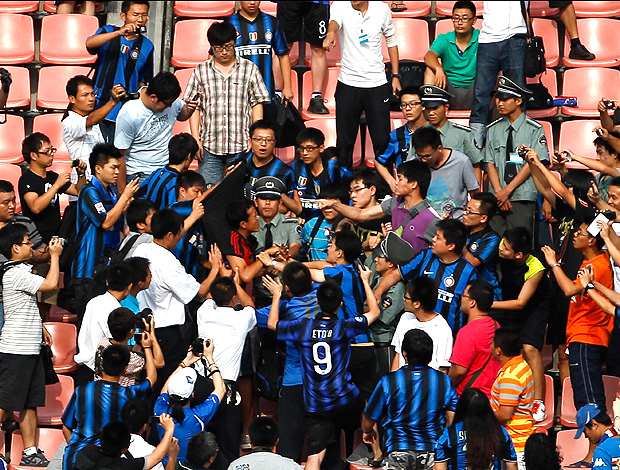 FAN cuồng AC bị 'tẩn' no đòn vì dám chọc tức tifosi Inter