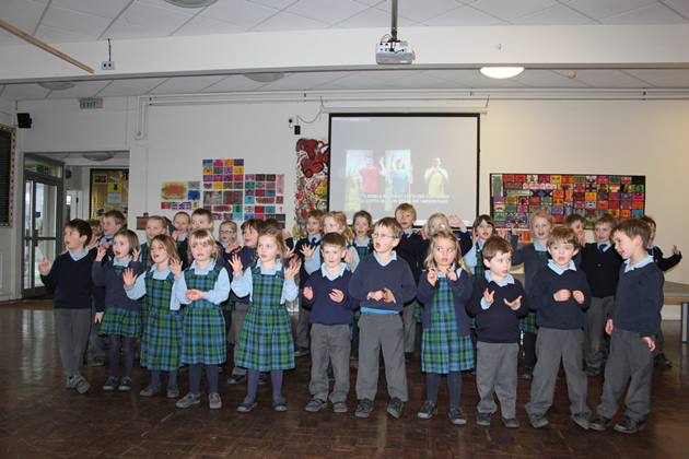 Ngộ nghĩnh ca khúc: Ở lại đi, bác... Pep của các em nhỏ Barcelona