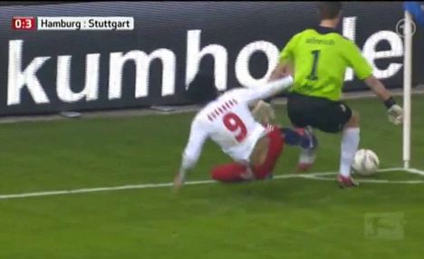 Nghỉ 8 trận vì phạm lỗi kiểu... “V-League”