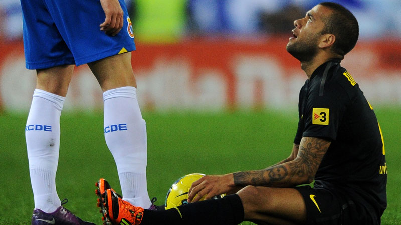 HV Espanyol dùng tay chơi bóng trong vòng cấm, trọng tài lắc, Barca ôm hận!