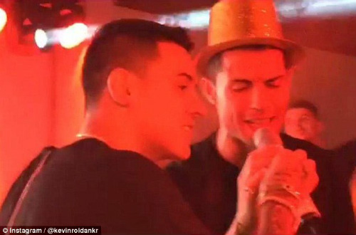 Bóng đá - Real đại bại, CR7 vẫn vui vẻ hát mừng sinh nhật