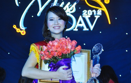 Đạt Hoa khôi Ngoại giao nhờ hùng biện tiếng Anh 'như gió' 