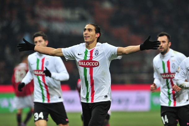 Tân binh của Juve ghi siêu phẩm tiễn AC Milan về trời