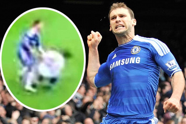 Ivanovic đối mặt với án treo giò vì hành động đấm vào bụng cầu thủ Wigan