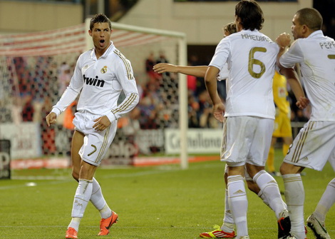 CR7 Đẹp trai giàu có đá bóng hay và lại khoe đùi