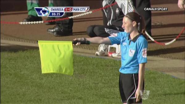 Nữ trọng tài dũng cảm từ chối 'bàn thắng Vàng' của Man City