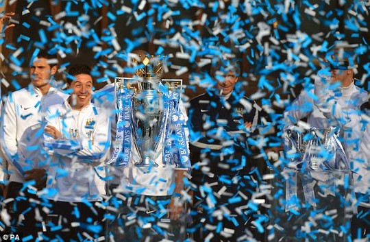 Bóng đá - Toàn cảnh rước cup ăn mừng của Man City