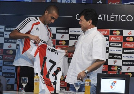 Trezeguet đồng ý về chơi cho 'dòng sông Bạc'