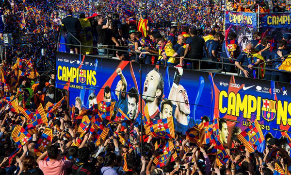 Toàn cảnh lễ diễu hành ăn mừng chức vô địch La Liga lần thứ 22 của Barcelona