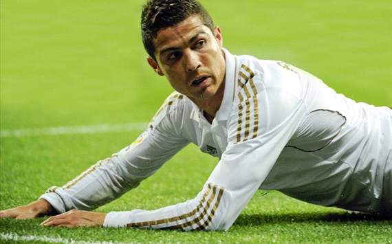 Đổi hướng đột ngột, CR7 ngã bất ngờ