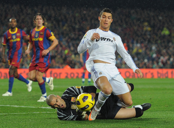 Xem lại tình huống Ronaldo bị thủ môn Valdes 'chơi đểu' trong vòng cấm