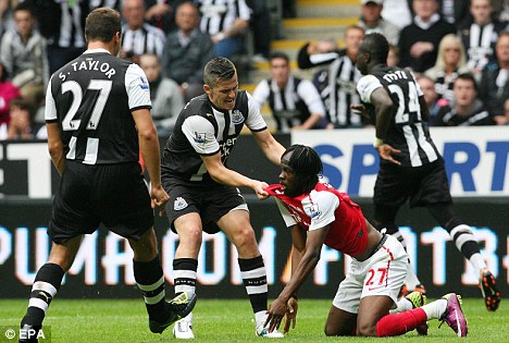 Cận cảnh tình huống ẩu đả giữa Barton & Gervinho trong trận đấu Newcastle và Arsenal 