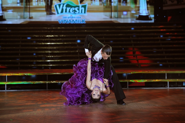 Phương Thanh trồng cây chuối khi nhảy Tango 