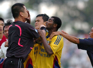 Trọng tài cũng 'ăn vạ'