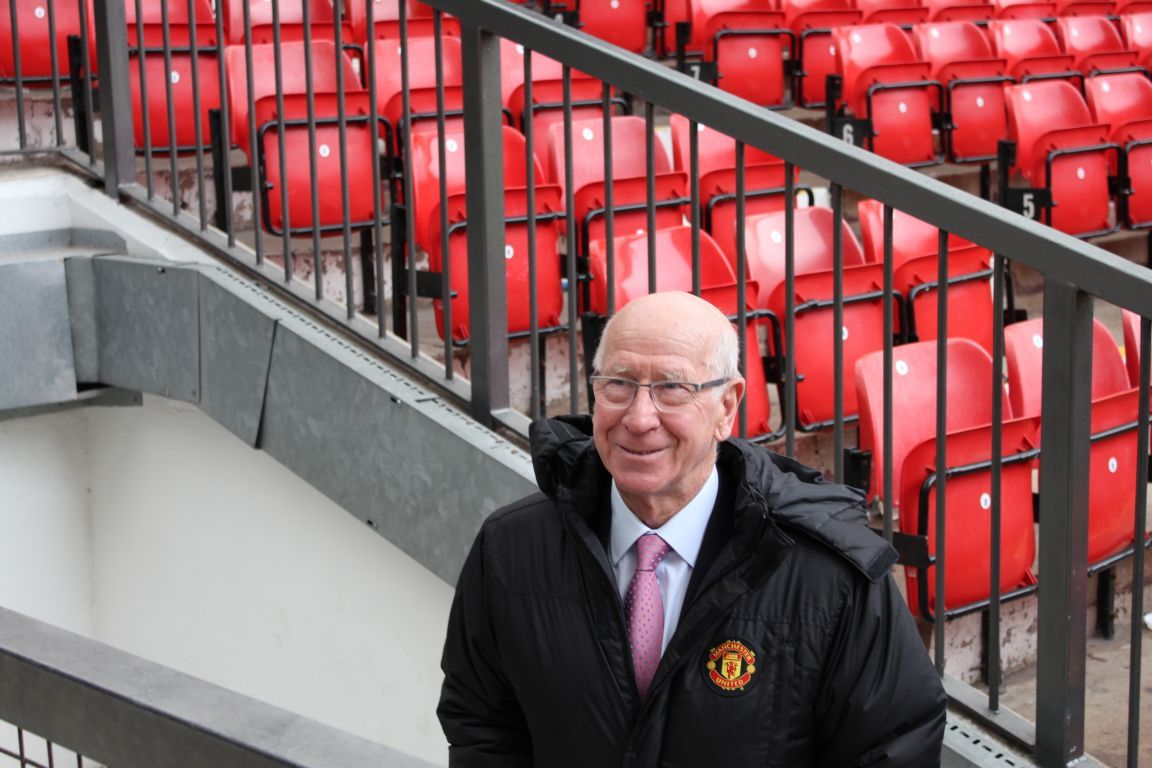 Huyền thoại Bobby Charlton của Man Utd nhảy...rất xì tin 