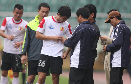 XÓT XA với cảnh giật gấu vá vai trên sân Ninh Bình