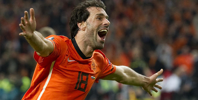 Cú ngả người bắt vô lê điệu nghệ của Van Nistelrooy Mỗi ngày một siêu phẩm EURO