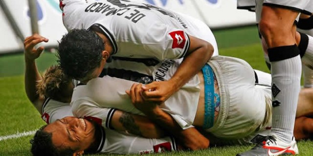 Monchengladbach đè bẹp Bremen trên sân nhà