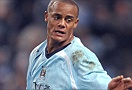 GOAL! Kompany mở tỉ số cho đội bóng thành Manchester (Live: Liverpool 0-1 MC)